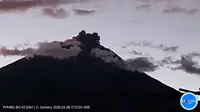 Foto Gunung Semeru saat erupsi pada Senin, 28 April 2025. (Dok. Badan Geologi).