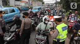 Petugas memberikan himbauan kepada pengendara untuk memutar balik di Pos Penyekatan Jalan Raya Bogor, Jakarta, Rabu (20/7/2021). Penyekatan tersebut merupakan tindak lanjut dari kebijakan Pemberlakuan Pembatasan Kegiatan Masyarakat (PPKM) Level 4 hingga 25 Juli 2021. (Liputan6.com/Herman Zakharia)