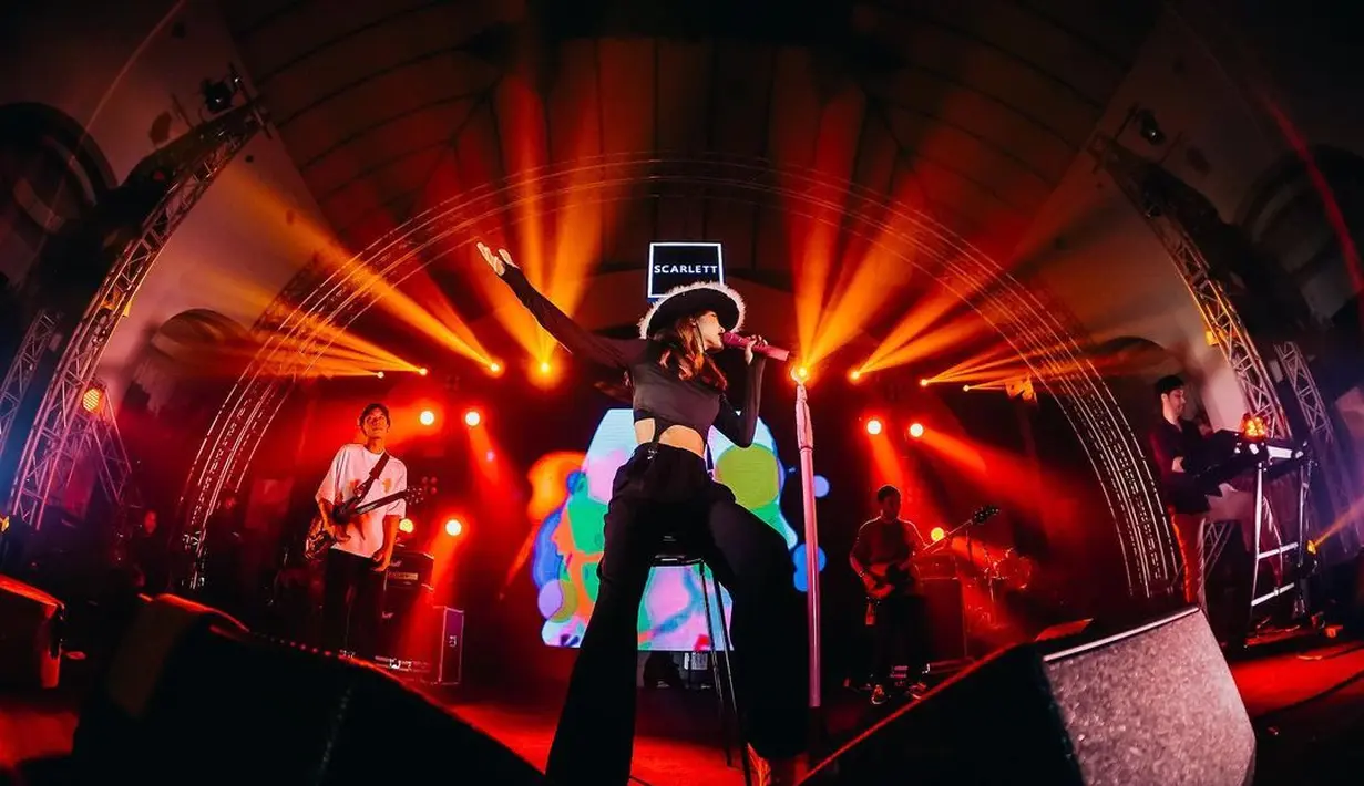 Mau tampil colorful ala cewek bumi atau serba-hitam ala cewek mamba, semuanya sama kecenya. [IG@widikidiwdkdw]