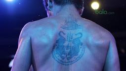 Tato Harimau di punggung petinju Thailand, Phuttiphong Rakoon saat melawan Jansen Marapu pada kelas Lightweight Mahkota Boxing Super Series di Cilandak Town Square, Jakarta (10/3/2018). Jansen menang TKO pada ronde ke sembilan. (Bola.com/Nick Hanoatubun)