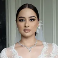 Saat akad nikah, Amanda tampil mengenakan kebaya putih berpayet dari desainer Saptodjojokartiko