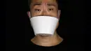 Edmond Kok, aktor dan desainer kostum teater Hong Kong, mengenakan masker wajah yang terbuat dari wadah take away di Hong Kong pada 6 Agustus 2020. Sepanjang pandemi, Edmond telah membuat lebih dari 170 masker yang terinspirasi oleh pandemi dan masalah politik Hong Kong. (AP Photo/Vincent Yu)