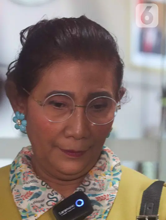 Mantan Menteri Kelautan dan Perikanan (KKP) Susi Pudjiastuti memberikan keterangan kepada awak media usai diperiksa sebagai saksi terkait kasus korupsi impor garam di Jampidsus Kejaksaan Agung, Jakarta, Jumat (7/10/2022). Penyidik Jaksa Agung Muda Tindak Pidana Khusus Kejaksaan Agung memeriksa mantan Menteri Kelautan dan Perikanan Susi Pudjiastuti sebagai saksi dalam perkara dugaan tindak pidana korupsi dalam pemberian fasilitas impor garam industri pada tahun 2016 sampai dengan 2022. (Liputan6.com/Herman Zakharia)