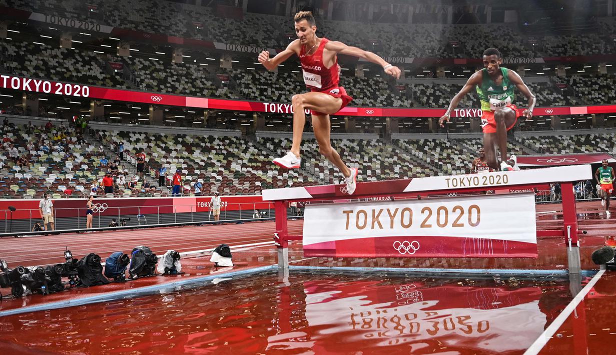 Soufiane El Bakkali dari Maroko (kiri) dan Lamecha Girma dari Ethiopia bersaing di final lari halang rintang 3000m putra pada Olimpiade Tokyo 2020 di Olympic Stadium, Tokyo, Senin (2/8/2021). (Foto: AFP/Andrej Isakovic)