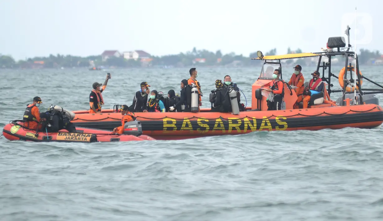 Anggota Tim SAR Gabungan saat melakukan pencarian korban dan puing  pesawat Sriwijaya Air SJ 182 di perairan Kepulauan Seribu, Jakarta, Senin  (11/1/2021). Hari ketiga pencarian tim masih berfokus pada penyelaman untuk menemnukan korban maupun serpihan pesawat. (merdeka.com/Arie Basuki)