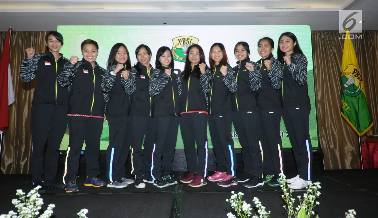 Pebulutangkis puteri Indonesia untuk Uber Cup 2018 berpose bersama usai upacara pelepasan di Jakarta, Selasa (8/5). Turnamen Piala Thomas dan Uber 2018 berlangsung di Bangkok, 20-27 Mei. (Liputan6.com/Helmi Fithriansyah)