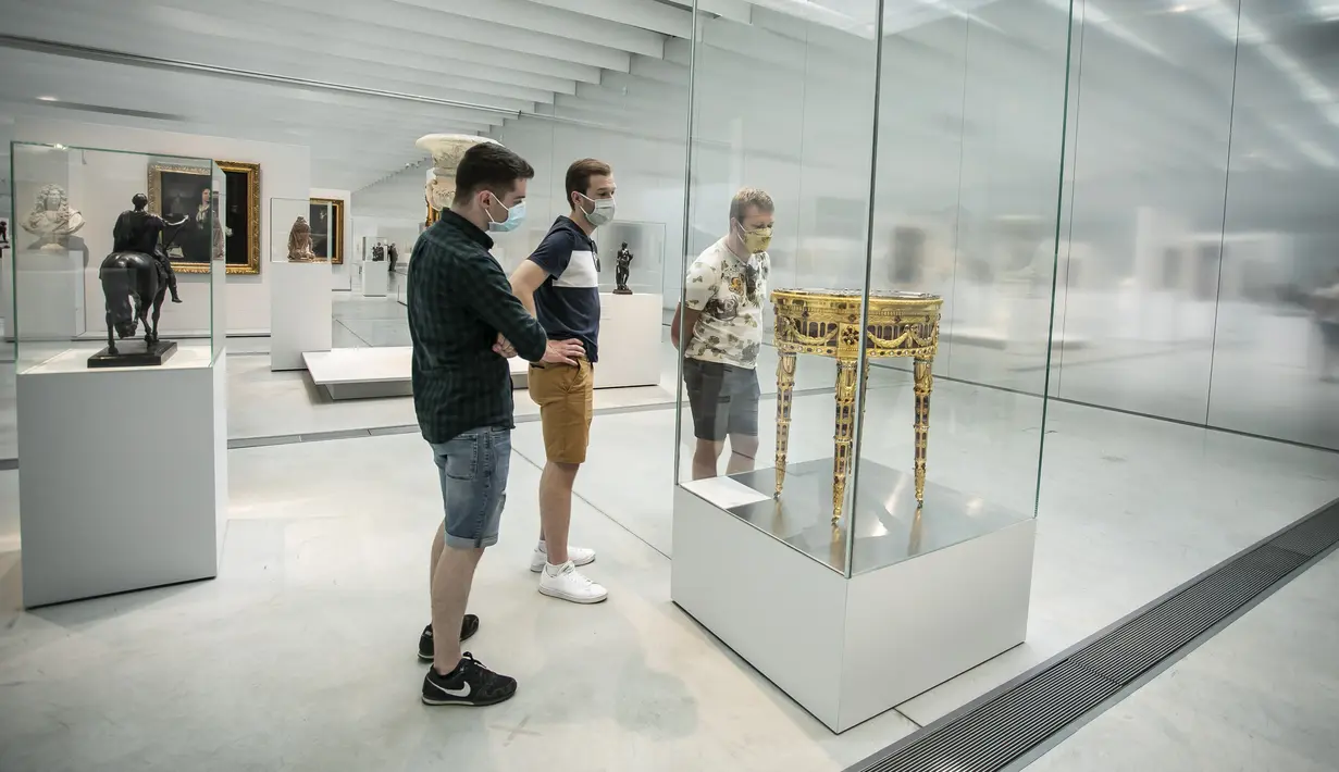 Para pengunjung mengenakan masker saat mengunjungi Museum Louvre Lens di Lens, Prancis, Rabu (3/6/2020). Memasuki fase kedua dalam pelonggaran kebijakan lockdown, Prancis mengizinkan museum-museum untuk menerima pengunjung. (Xinhua/Sebastien Courdji)