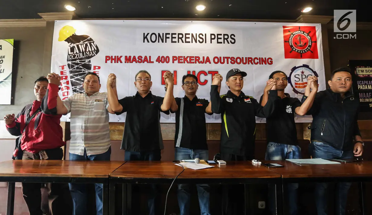 Serikat Pekerja Container, Serikat Pekerja JICT serta Serikat Pekerja Pelindo II mengangkat tangan seusai konferensi pers di Jakarta, Selasa (26/12). Dalam keterangannya mereka menolak PHK Masal pekerja Outsourcing di JICT. (Liputan6.com/Faizal Fanani)