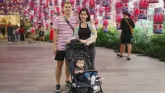 Meski sama-sama dari dunia hiburan, pasangan ini baru pertama kali bertemu di sebuah mushala yang berada di salah sayu lokasi syuting. Tanpa melakukan proses pacaran, pasangan ini kemudian memutuskan untuk segera menikah satu tahun sejak pertemuan pertama. (Liputan6.com/IG/ ardinarasti6)