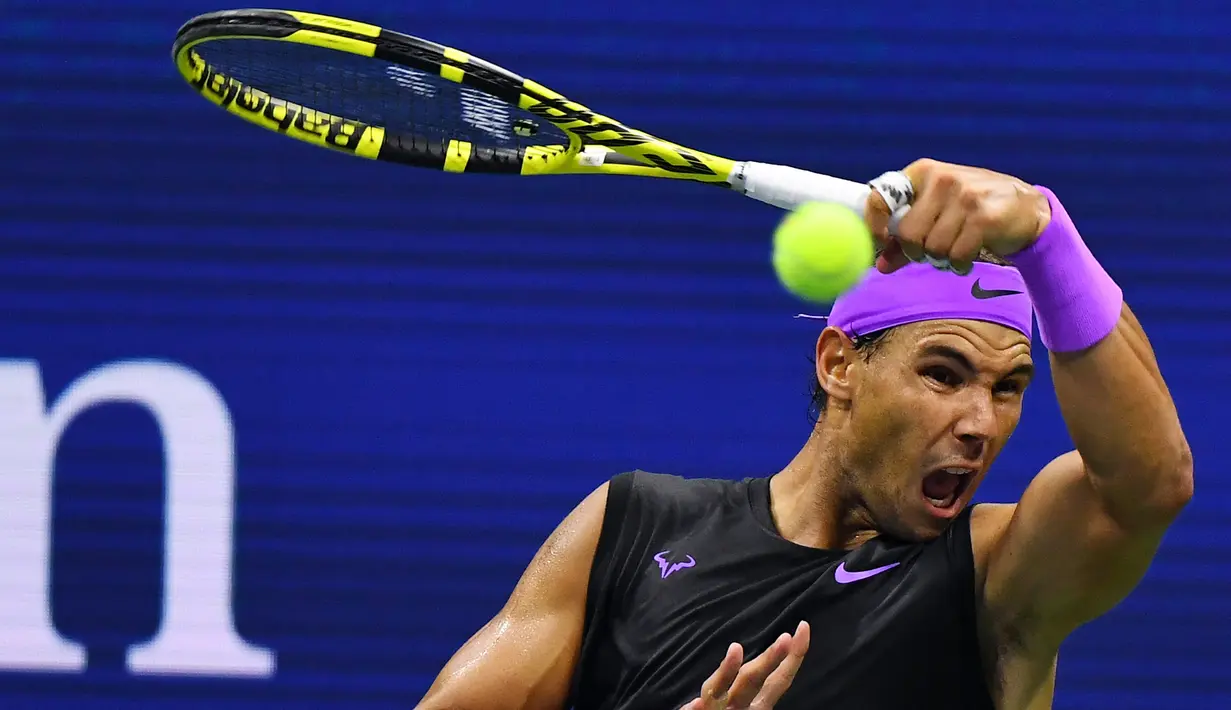 Petenis Spanyol, Rafael Nadal mengembalikan bola pukulan Matteo Berrettini dari Italia pada babak semifinal AS Terbuka 2019 di USTA Billie Jean King National Tennis Center, New York (6/9/2019). Nadal akan bertemu petenis Rusia, Daniil Medvedev. (AFP Photo/Johannes Eisele)