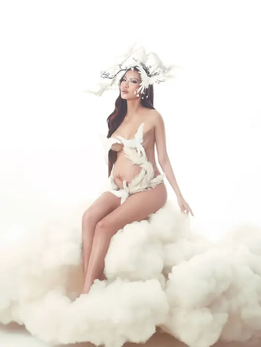 Patricia Gouw juga tampil bak induk burung dengan aksen bulu yang menutupi tubuh. [@patriciagouw]