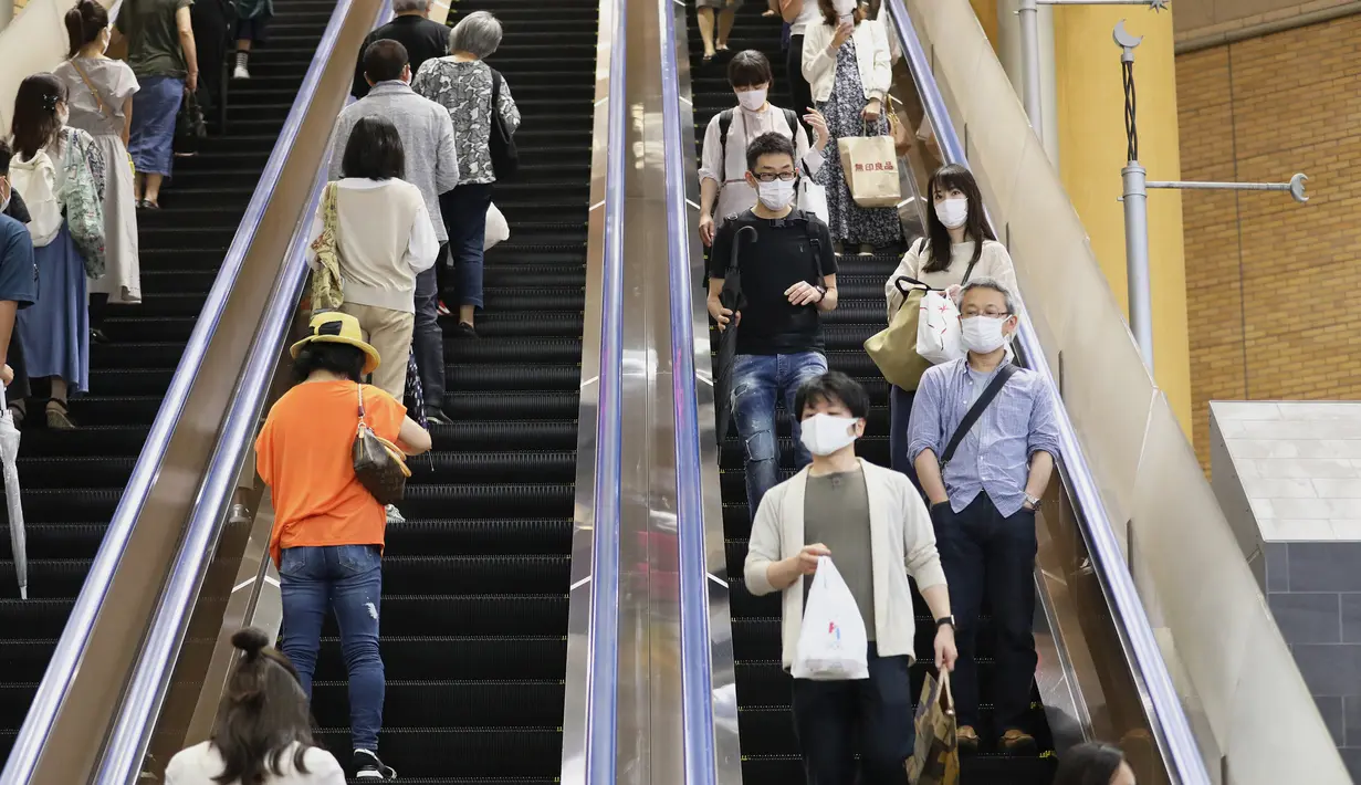 Orang-orang menggunakan eskalator di Tokyo, 14 Juni 2020. Pemerintah kota metropolitan Tokyo pada Minggu (14/6) mengonfirmasi 47 kasus infeksi baru corona, beberapa hari setelah Gubernur Tokyo Yuriko Koike mencabut status waspada COVID-19 agar semua bisnis dapat dibuka kembali. (Xinhua/Du Xiaoyi)