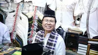 Mantan Menko Maritim,  Rizal Ramli melihat baju-baju saat berkunjung ke Blok A, Pasar Tanah Abang, Jakarta, Sabtu (13/8). Rizal Ramli akan menjadi pesaing Basuki Tjahaja Purnama (Ahok) di Pilkada DKI Jakarta 2017. (Liputan6.com/Faizal Fanani)