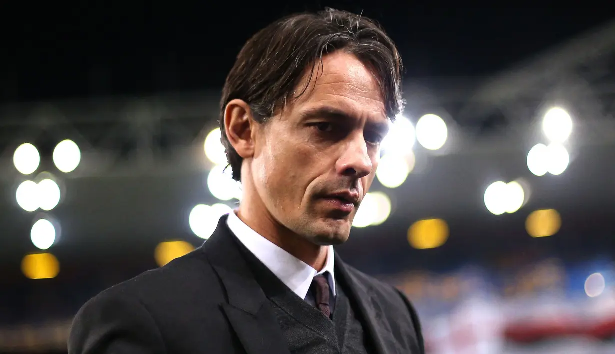 Filippo Inzaghi merupakan mantan pemain AC Milan yang dipercaya menjadi pelatih untuk menggantikan Clarence Seedorf. Salah satu mantan striker terbaik Rossoneri tersebut sayangnya harus dipecat pada akhir musim setelah AC Milan hanya mampu finis di urutan kesepuluh. (AFP/Marco Bertorello)