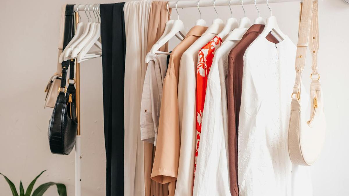 7 Cara Menyimpan Pakaian agar Tidak Bau Apek saat Musim Hujan