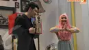 Suasana romantis pun nampak terlihat antara Fatin dan Mikha selama proses syuting video klip di kawasan Jalan Gatot Subroto, Jakarta, Rabu (23/4/14).(Liputan6.com/Panji Diksana)