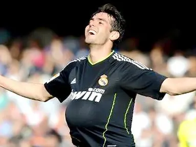 Keceriaan gelandang Real Madrid Kaka usai menjebol gawang Valencia pada lanjutan La Liga di Estadio Mestalla, 23 April 2011. AFP PHOTO/JOSE JORDAN