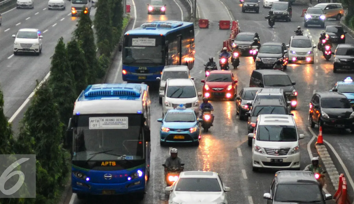 Bus APTB melintas di jalur busway di kawasan Gatot Soebroto, Jakarta, Senin (23/5). Dishubtrans DKI Jakarta akan berlakukan larangan APTB beroperasi di jalur Transjakarta mulai 1 Juni mendatang. (Liputan6.com/Yoppy Renato)