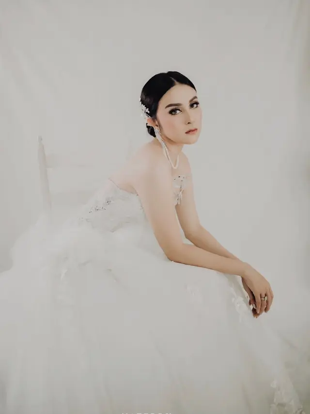 6 Potret Vicy Melanie Pakai Gaun Pengantin, Dikabarkan Segera Nikah dengan Kevin Aprilio