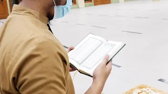 Ilustrasi membaca Alquran