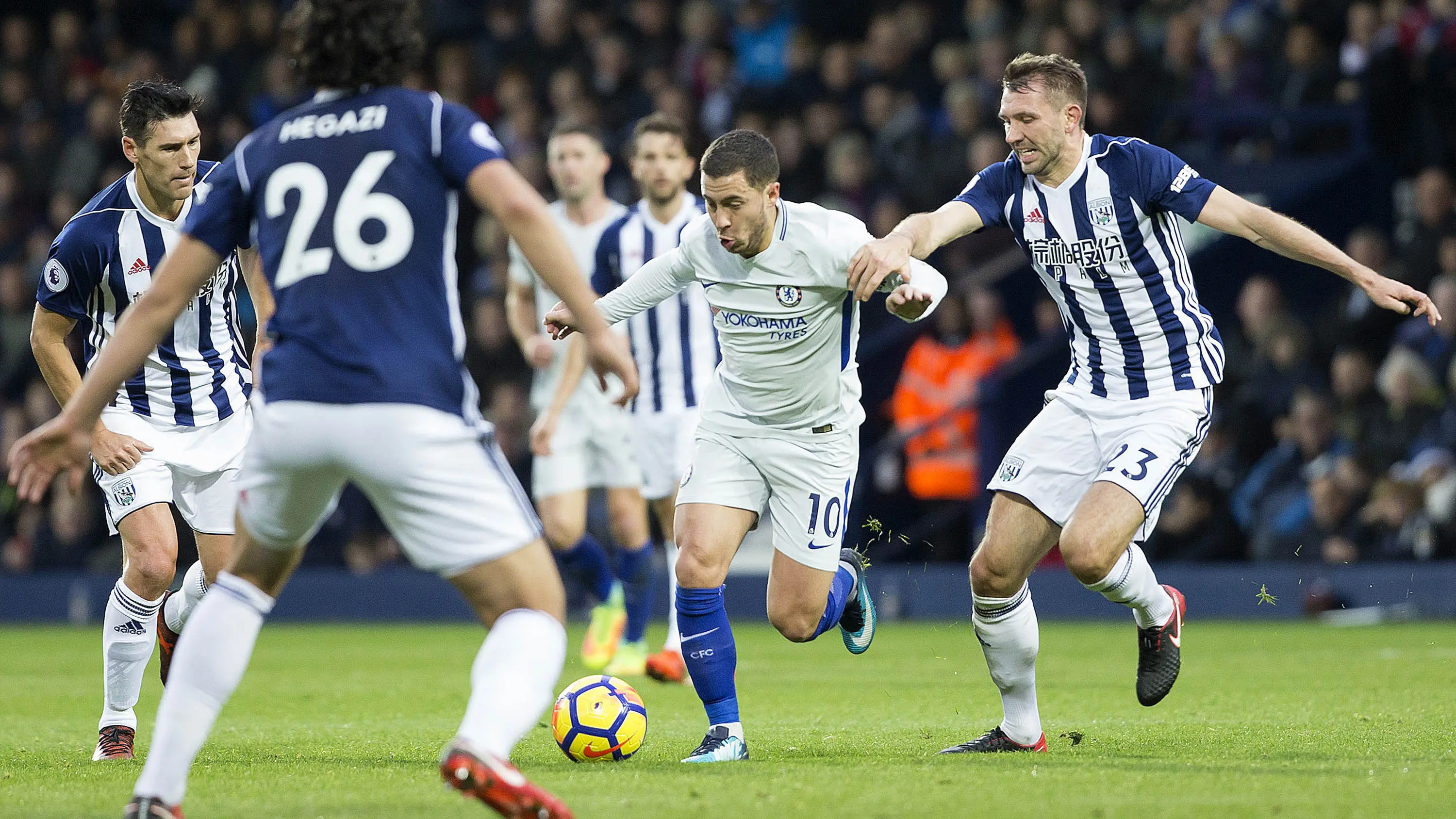 Gelandang Chelsea, Eden Hazard, berusaha melewati kepungan pemain West Bromwich pada laga Premier League di Stadion The Hawthorns, West Bromwich, Sabtu (18/11/2017). West Bromwich kalah 0-4 dari Chelsea. (AFP/Roland Harrison)