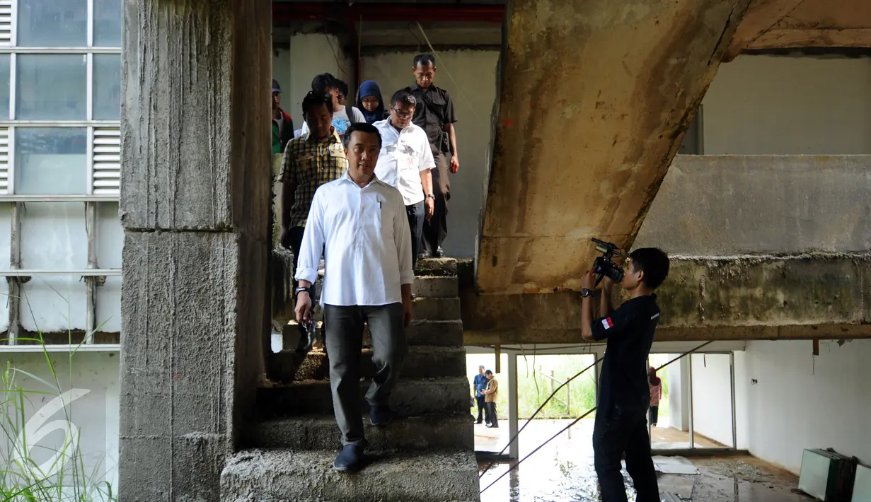Menpora Imam Nahrawi melihat kondisi bangunan Pusat Pendidikan, Pelatihan dan Sekolah Olahraga Nasional di Hambalang, Bogor, Selasa (15/3/2016). Menpora akan mengkaji kemungkinan kelanjutan pembangunan P3SON. (Liputan6.com/Helmi Fithriansyah)