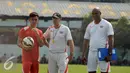 Pelatih Paulo Camargo (tengah) berbincang dengan Sutanto Tan saat latihan di Yon Zikon 14 Jakarta, Jumat (6/5/2016). Persija akan melakoni laga Torabika Soccer Championship presented by IM3Ooredoo vs Semen Padang, (8/5). (Liputan6.com/Helmi Fithriansyah)