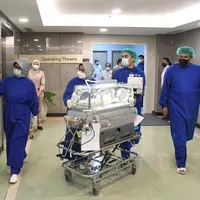 Anak ketiga Kahiyang Ayu dan Bobby Nasution lahir di RSPI, Jaksel. Presiden Jokowi dan Ibu Negara Iriana pun menyambut kehadiran cucu kelima. (Foto: Biro Pers Sekretariat Presiden)