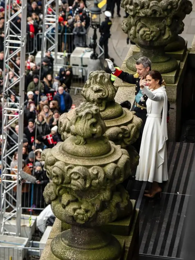 Frederik X Raja Baru Denmark dan Sang Ratu Mary. [dok. @detdanskekongehus]