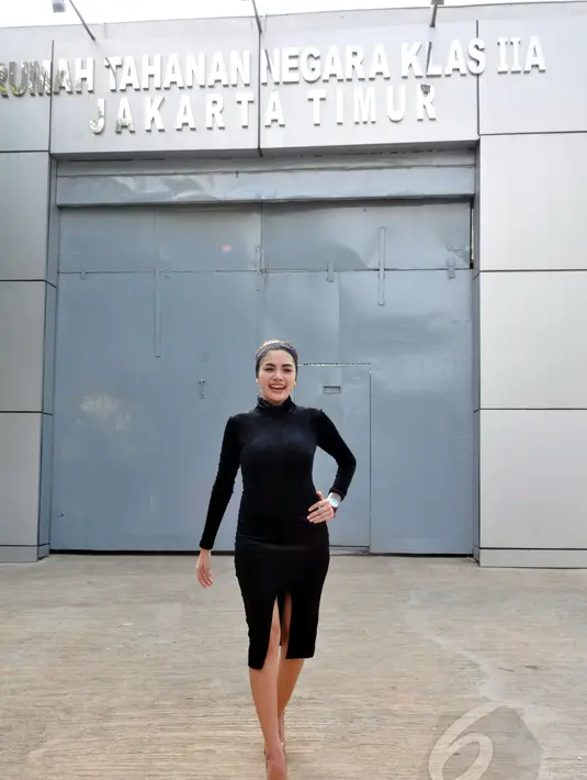 Nikita Mirzani disambut presenter Fenny Rose untuk syuting sebuah acara seusai bebas dari Rutan Pondok Bambu, Jakarta, Senin (30/3/2015). (Liputan6.com/Panji Diksana) 