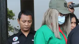 Petugas menghadirkan selebgram Lucinta Luna saat rilis kasus narkoba di Polres Jakarta Barat, Rabu (12/2/2020). Lucinta Luna ditangkap di Apartemen Thamrin City dengan barang bukti berupa tiga pil diduga ekstasi yang dibuang di dalam keranjang sampah. (Liputan6.com/Herman Zakharia)