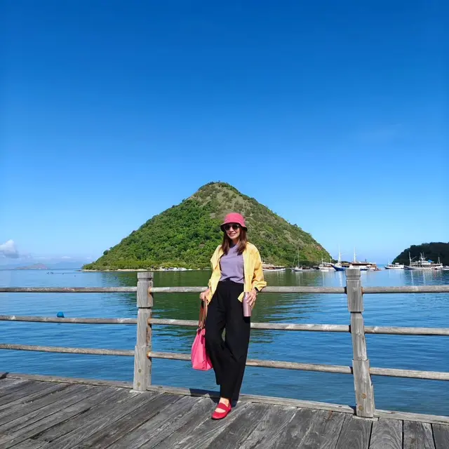 Gaya Santai Najwa Shihab Liburan di Labuan Bajo, dari Tampil Boyish hingga Feminin dengan Busana Warna-Warni
