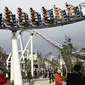 Orang-orang menikmati perjalanan roller coaster baru "Hollywood Dream the Ride" yang melintasi taman hiburan Hollywood Universal Studios Jepang di Osaka, Jepang bagian barat selama pratinjau pers 8 Maret 2007.&nbsp;&nbsp;(Yoshikazu TSUNO/AFP)