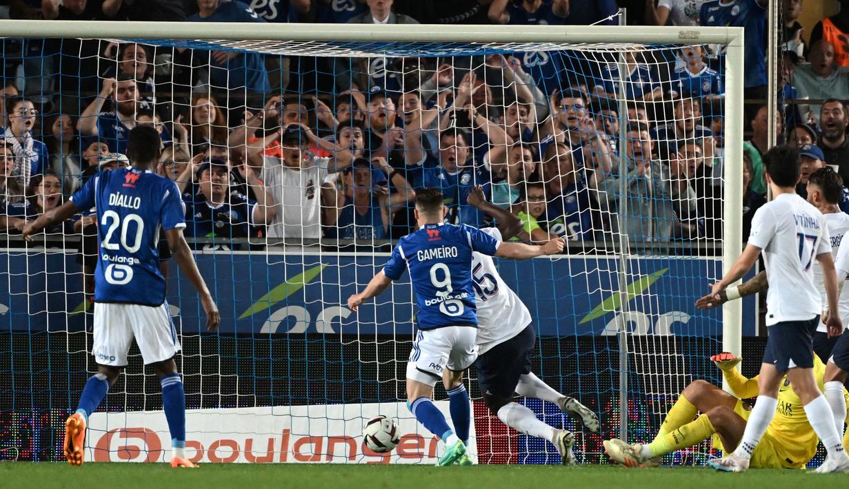 Striker Strasbourg, Kevin Gameiro (tengah) mencetak gol penyeimbang 1-1 ke gawang Strasbourg pada laga pekan ke-37 Liga Prancis 2022/2023 di Stade de la Meinau, Strasbourg, Prancis (27/5/2023). (AFP/Patrick Hertzog)