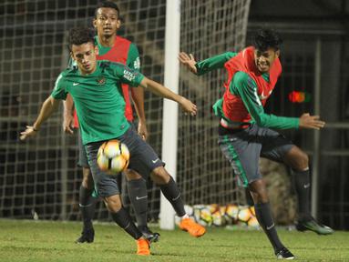 Pemain Timnas Indonesia U-19, Egy Maulana Vikri, mengontrol bola saat latihan jelang laga persahabatan di Lapangan ABC Senayan, Jakarta, Kamis (22/3/2018). Indonesia akan berhadapan Timnas Jepang U-19. (Bola.com/Asprilla Dwi Adha)