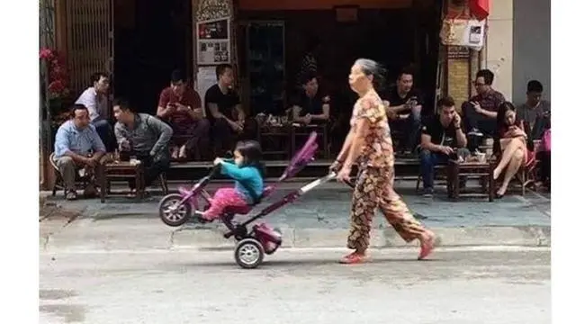 6 Aksi Ibu-Ibu Saat Mengasuh Anak Ini Absurd, Ada-Ada Saja