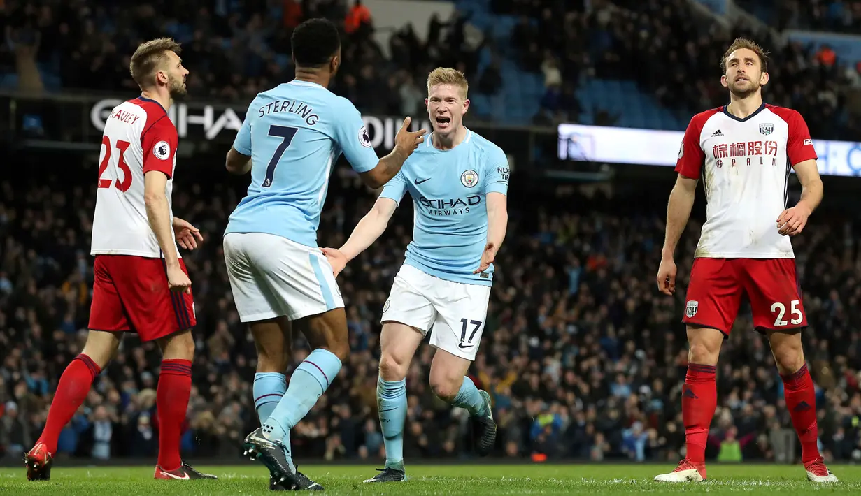 Pemain Manchester City, Kevin De Bruyne dan Raheem Sterling merayakan gol ke gawang West Bromwich Albion pada laga pekan ke-25 Premier League di Etihad Stadium, Kamis (1/2). Manchester City membenamkan West Bromwich 3-0. (Martin Rickett/PA via AP)