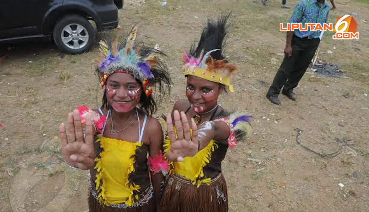 Beberapa remaja putri pun mengikuti kampanye Jokowi yang digelar di lapangan Papua Trade Centre (Liputan6.com/Herman Zakharia)  