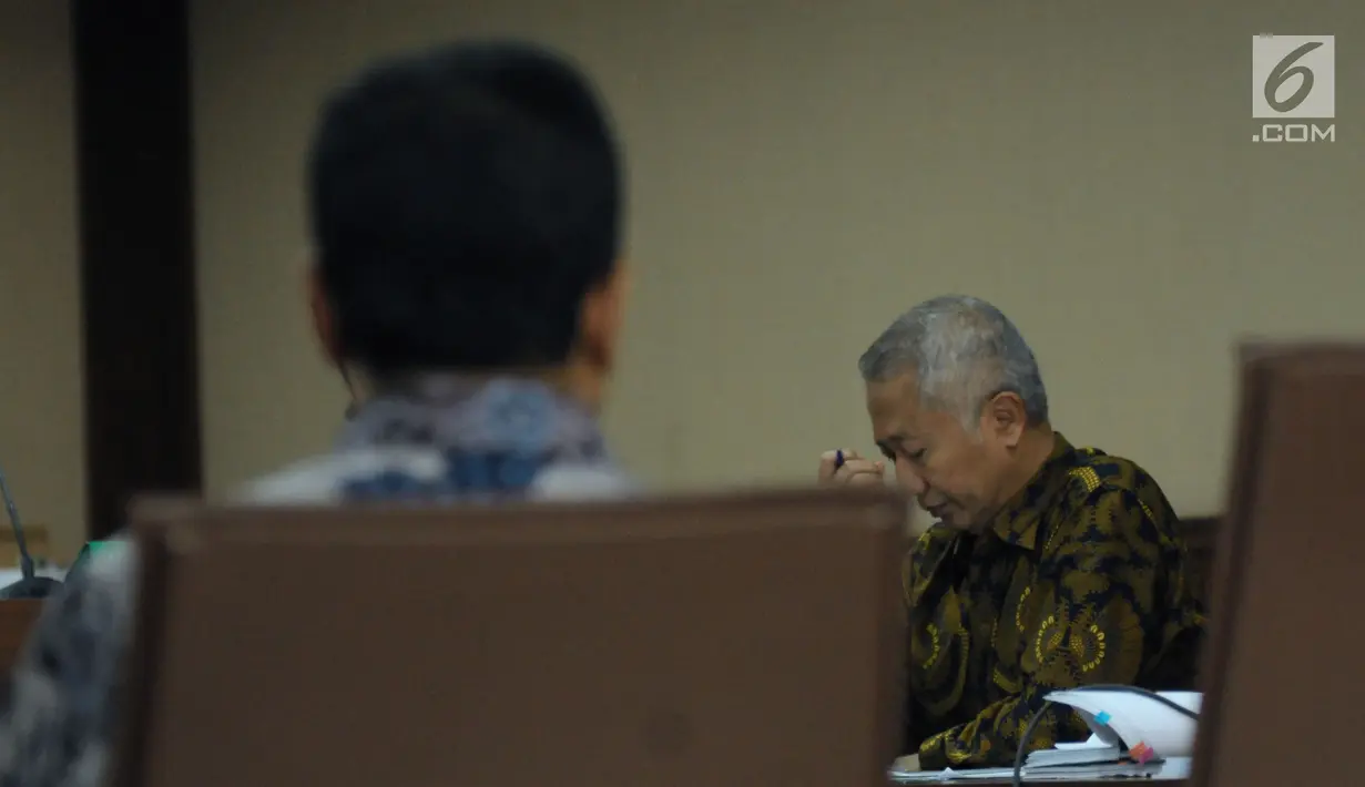 Terdakwa suap perizinan dan pengadaan proyek di lingkungan Ditjen Hubla TA 2016-2017 Antonius Tonny Budiono menyimak keterangan Menhub, Budi Karya Sumadi saat sidang lanjutan di Pengadilan Tipikor, Jakarta, Rabu (28/3). (Liputan6.com/Helmi Fithriansyah)