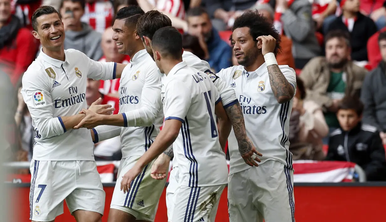 Gelandang Real Madrid, Casemiro, merayakan gol nya ke gawang Athletic Bilbao pada laga lanjutan La Liga Spanyol di Stadion San Memes, Bilbao, Spanyol, Sabtu(18/03/2017). Real Madrid berhasil menang 2-1 atas Athletic Bilbao.(EPA/Luis Tejido). 