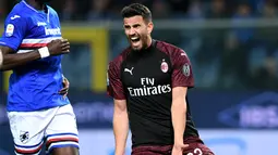 Reaksi pemain AC Milan, Mateo Musacchio saat menghadapi Sampdoria dalam Serie A di Stadio Comunale Luigi Ferraris, Genoa, Italia, Sabtu (30/3). AC Milan kalah 0-1. (REUTERS/Jennifer Lorenzini)