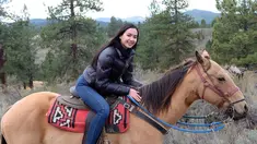 Wanita cantik ini kelahiran 28 Juni 1993 ini memiliki hobi berkuda. Ia pun menyalurkan hobinya saat berkunjung di Northstar, Truckee, California. Dibalut jaket hitam dengan rambut yang terurai penampilan dara manis ini terlihat tomboi namun memukau. (Liputan6.com/IG/elviraelph)