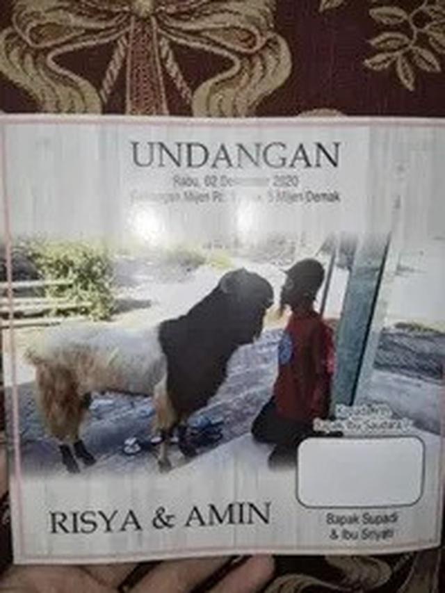 6 Undangan Nikah dengan Foto Calon Pengantin Kocak Ini Bikin Geleng Kepala