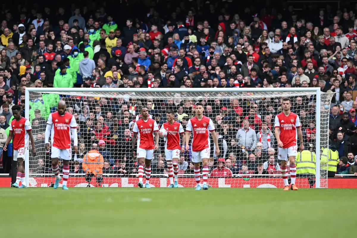 Pemain Arsenal tertunduk lesu usai dikalahkan Brighton di Liga Inggris