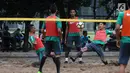 M Iqbal (kanan) mengambil bola dengan kaki saat bermain bersama Timnas U-23 di Lapangan Voli Pantai Kompleks Gelora Bung Karno, Jakarta, Rabu (17/1). Ini penyegaran pemain usai latihan menuju Asian Games 2018. (Liputan6.com/Helmi Fithriansyah)