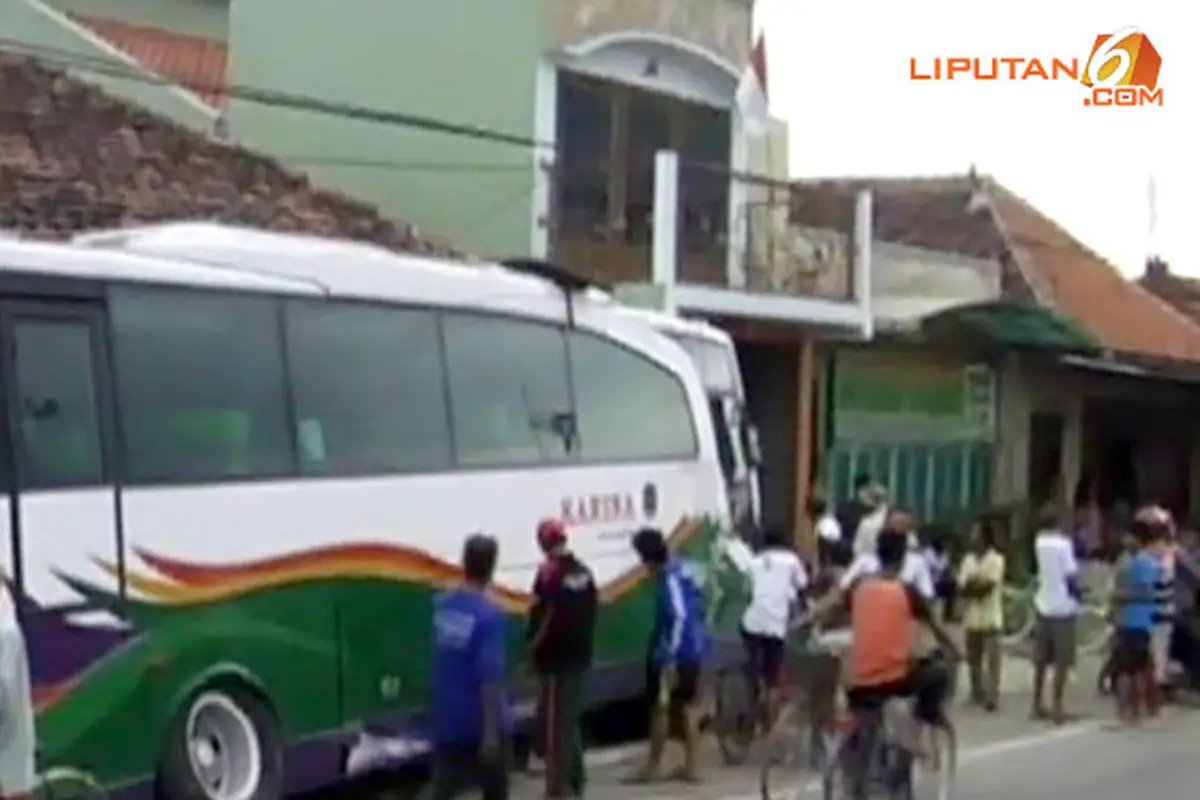bus-tabrak-pantura-130818b.jpg