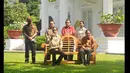 Presiden Jokowi (ketiga kiri) memberikan pengumuman terkait penurunan harga BBM bersubsidi di kompleks Istana Kepresidenan, Jakarta, Jumat (16/1). (ANTARA FOTO/Andika Wahyu)