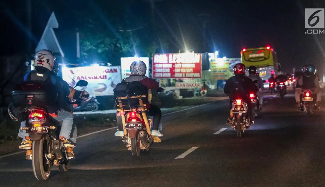 Sejumlah pemudik bermotor melintas di jalur pantura kawasan Indramayu, Jawa Barat, Minggu (2/7). Lebaran H+7, arus balik pemudik yang mengendarai sepeda motor mulai terlihat memadati jalur pantura. (Liputan6.com/Faizal Fanani)