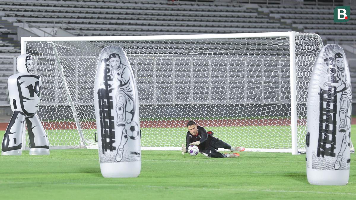 Foto: Jatuh Bangun Emil Audero Mulyadi di Sesi Latihan, Potensi Debut saat Timnas Indonesia vs Bahrain