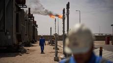 Para pekerja berjalan di area stasiun degasifikasi di ladang minyak Zubair, yang operasinya telah dikurangi karena perang Timur Tengah yang dipicu oleh serangan AS dan Israel terhadap Iran, dekat Basra, Irak, Sabtu, 28 Maret 2026. Ketegangan antara Iran, Israel, dan Amerika Serikat, yang terus memanas sejak akhir Februari 2026 memicu ancaman krisis energi secara global. (AP Photo/Leo Correa)